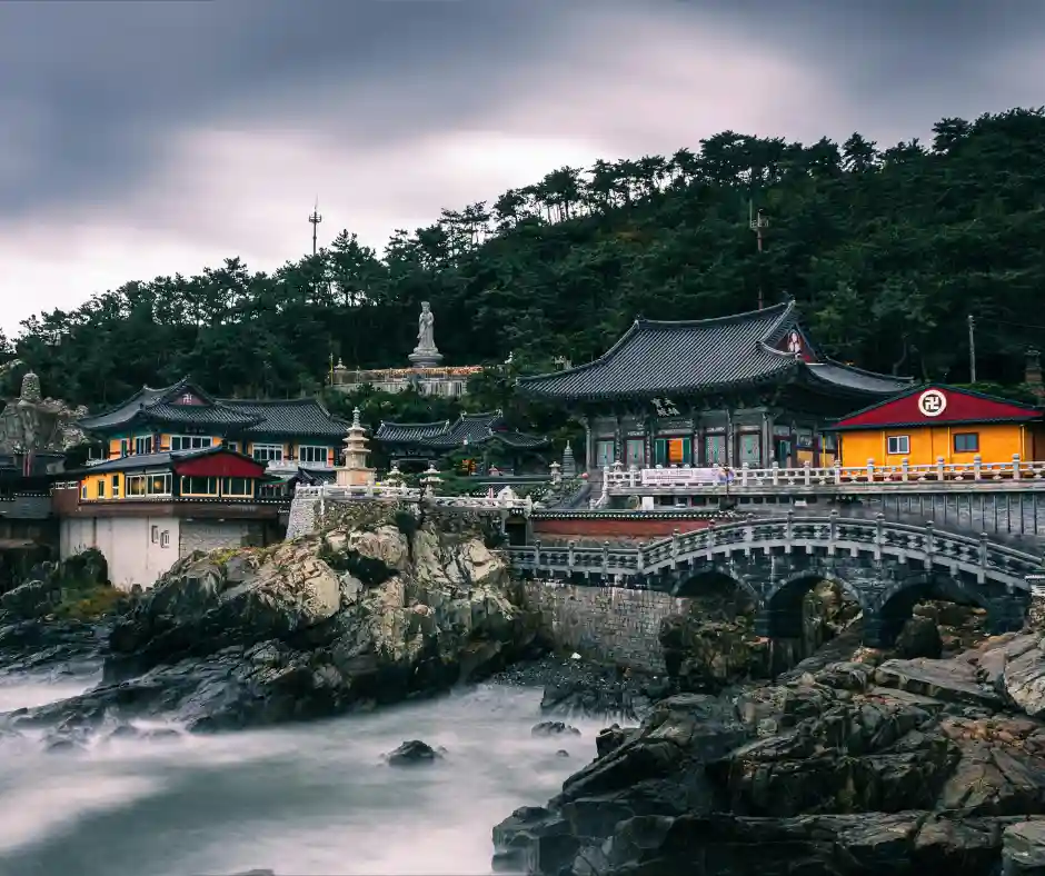 Pacchetto vacanza Corea del Sud con Haedong Yonggungsa Tempio Haedong Yonggungsa affacciato sul mare a Busan.