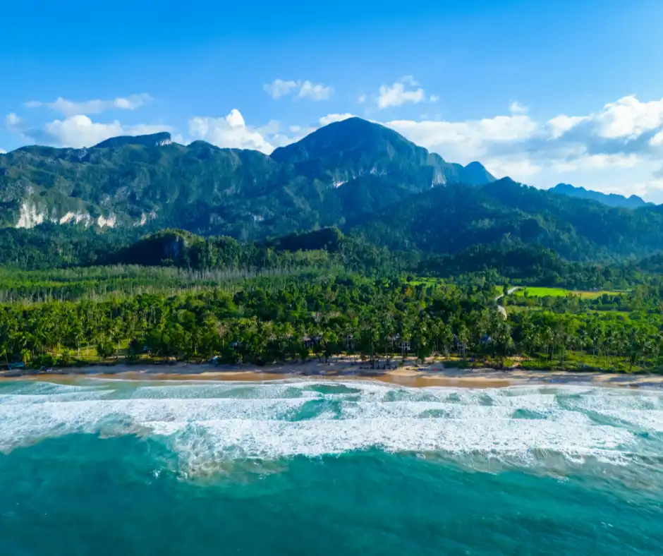 Offerta viaggio Hawaii – Kauai natura tropicale Costa tropicale di Kauai con spiaggia e montagne delle Hawaii.
