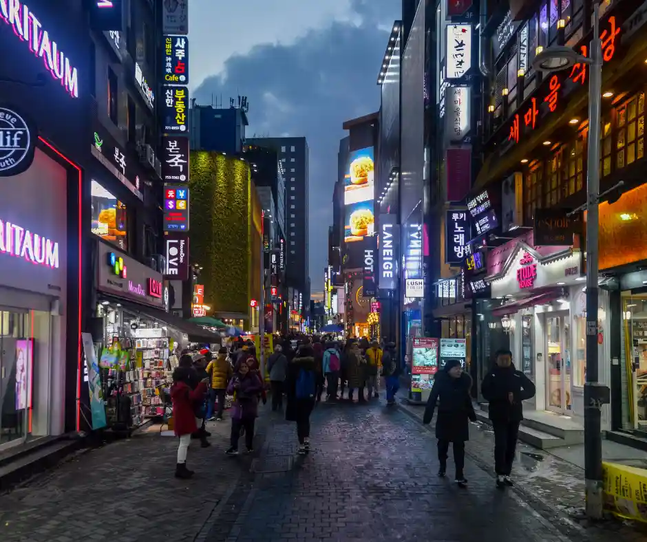 Pacchetto vacanza Corea del Sud con visita di Seoul Quartiere Myeongdong illuminato di sera nel centro di Seoul.