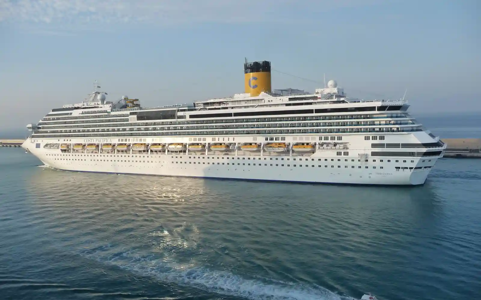 Nave Costa Crociere vista di lato mentre naviga sul mare
