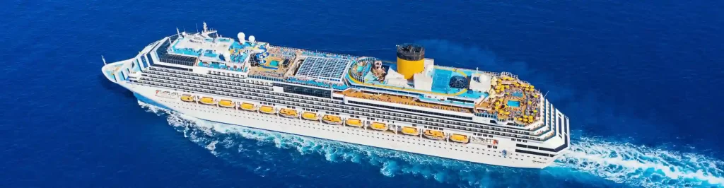 Vista aerea di una nave Costa Crociere in navigazione nel mare aperto.