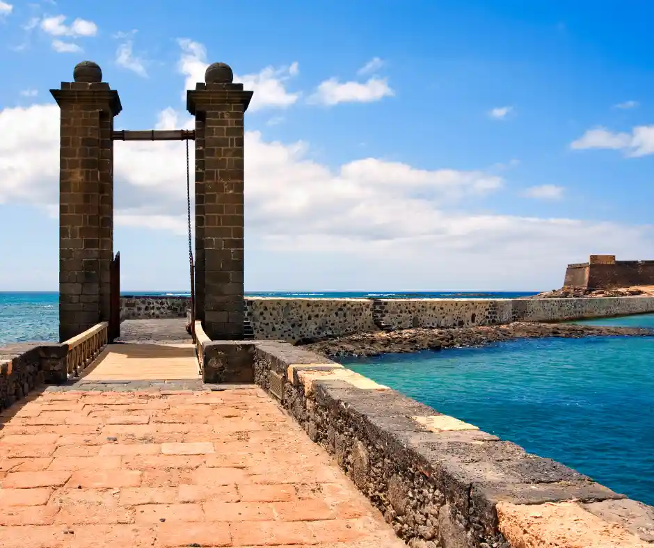 Pacchetto vacanza Costa Smeralda con tappa ad Arrecife Ponte storico e costa di Arrecife sull'isola di Lanzarote.