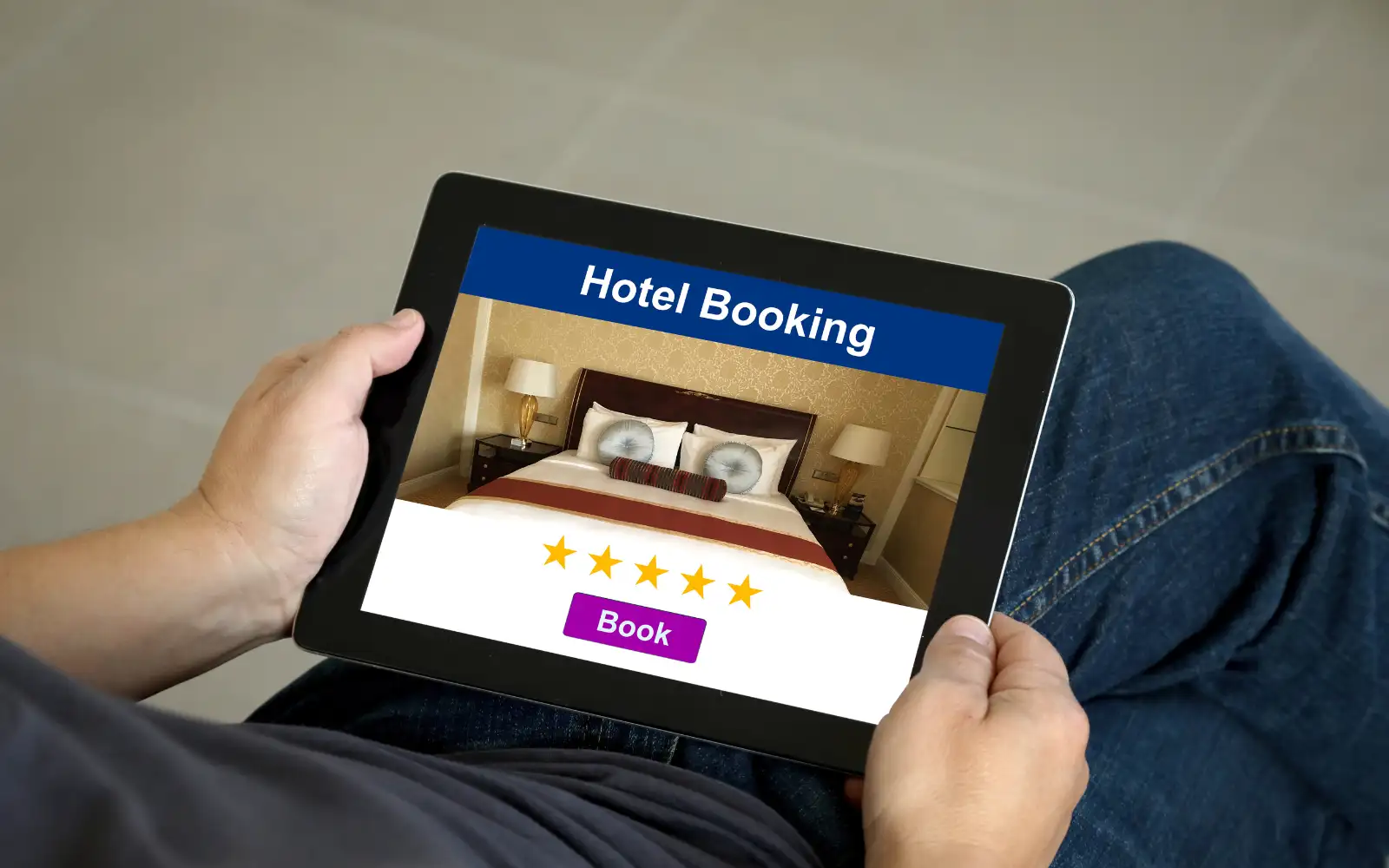 Persona prenota un hotel online utilizzando un tablet