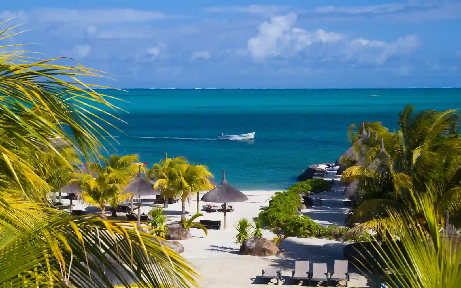 Resort affacciato sulla spiaggia di Mauritius con laguna turchese
