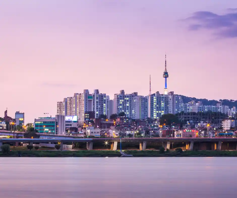 Pacchetto vacanza Corea del Sud con visita di Seoul Skyline di Seoul con la N Seoul Tower vista dal fiume Han.
