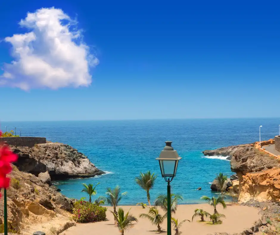 Offerta viaggio Costa Smeralda tra spiagge e mare delle Canarie Baia con spiaggia e mare cristallino nelle Isole Canarie.