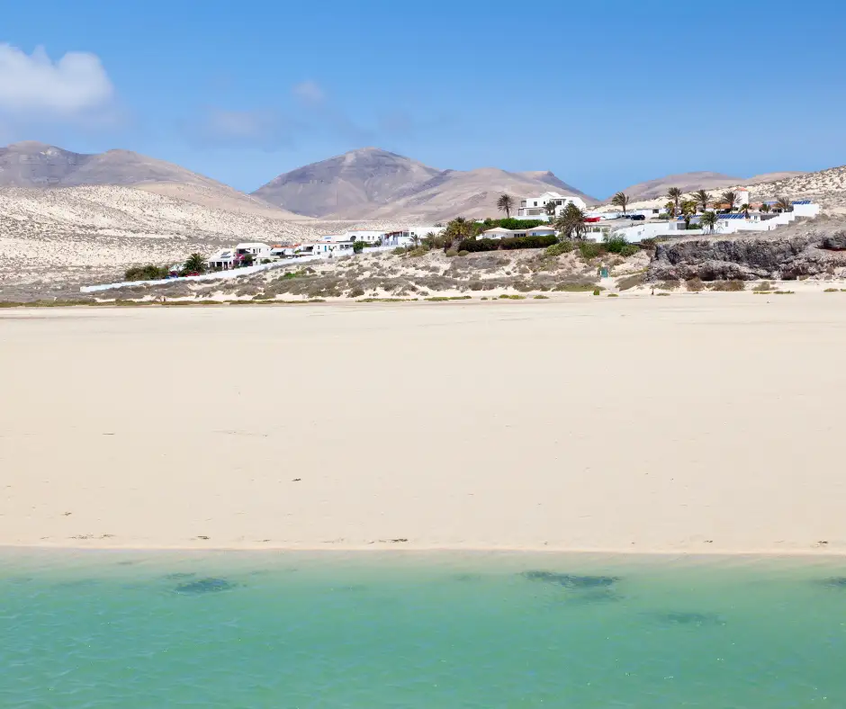 Offerta viaggio alle Canarie con tappa a Fuerteventura Spiaggia di sabbia bianca a Fuerteventura durante la crociera alle Canarie.