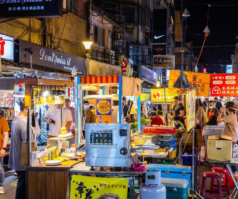 Offerta viaggio Corea del Sud tra street food e mercati locali Mercato notturno con street food tradizionale in Corea del Sud.