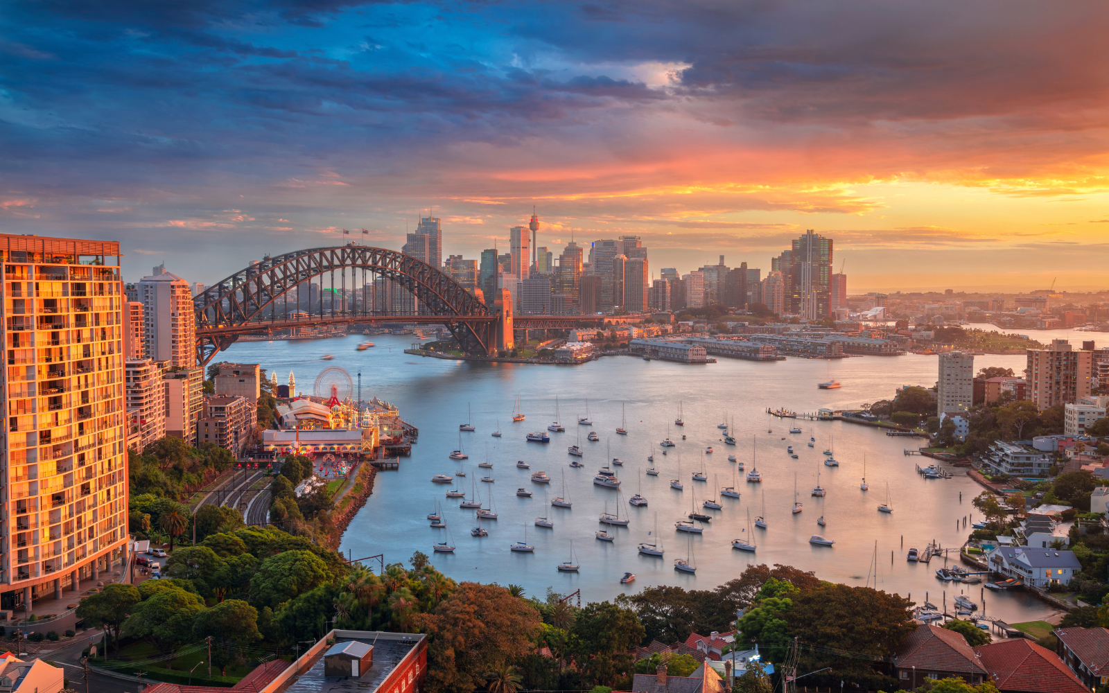 Harbour Bridge e skyline di Sydney al tramonto con il porto illuminato