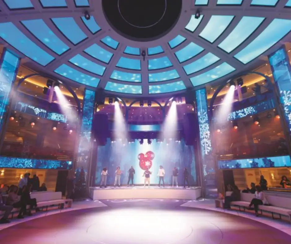 Pacchetto vacanza Costa Smeralda con spettacoli e intrattenimento Spettacolo serale nel teatro della nave Costa Smeralda.