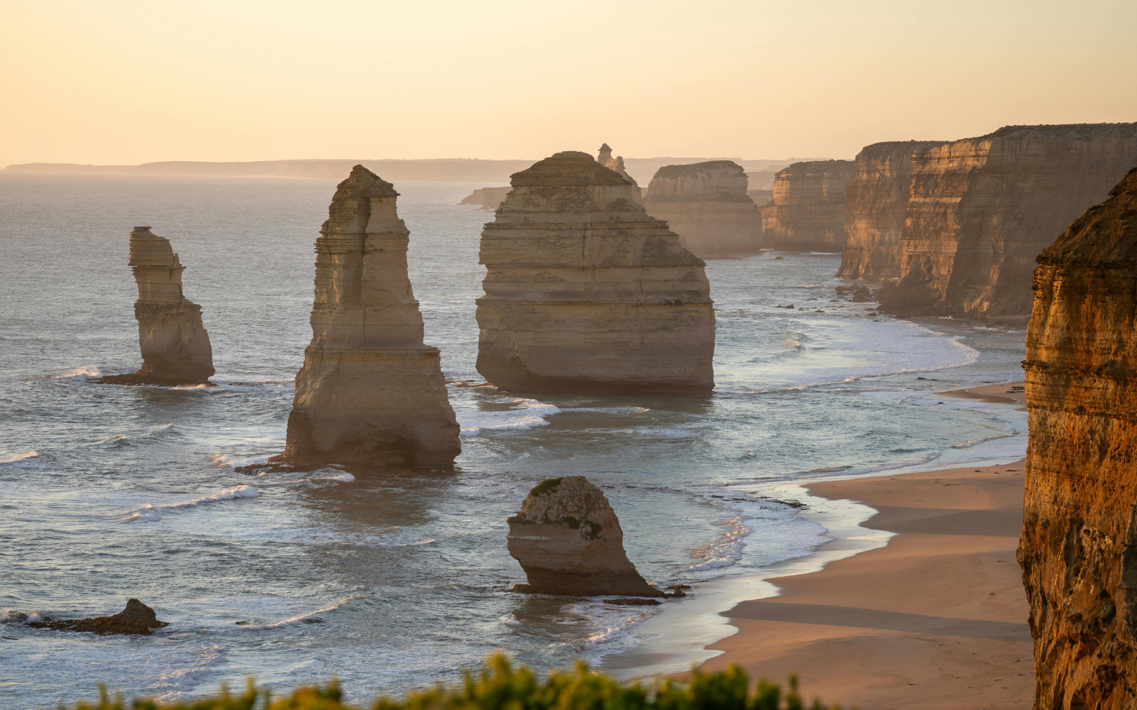 I Twelve Apostles lungo la Great Ocean Road al tramonto