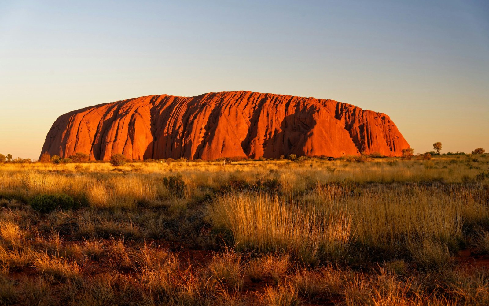 Uluru illuminato dal tramonto nel cuore del deserto australiano