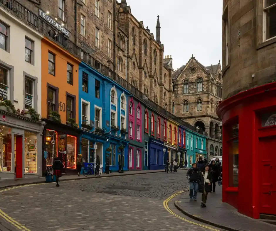 Pacchetto vacanza Regno Unito – Edimburgo e Victoria Street Victoria Street nel centro storico di Edimburgo durante il viaggio nel Regno Unito