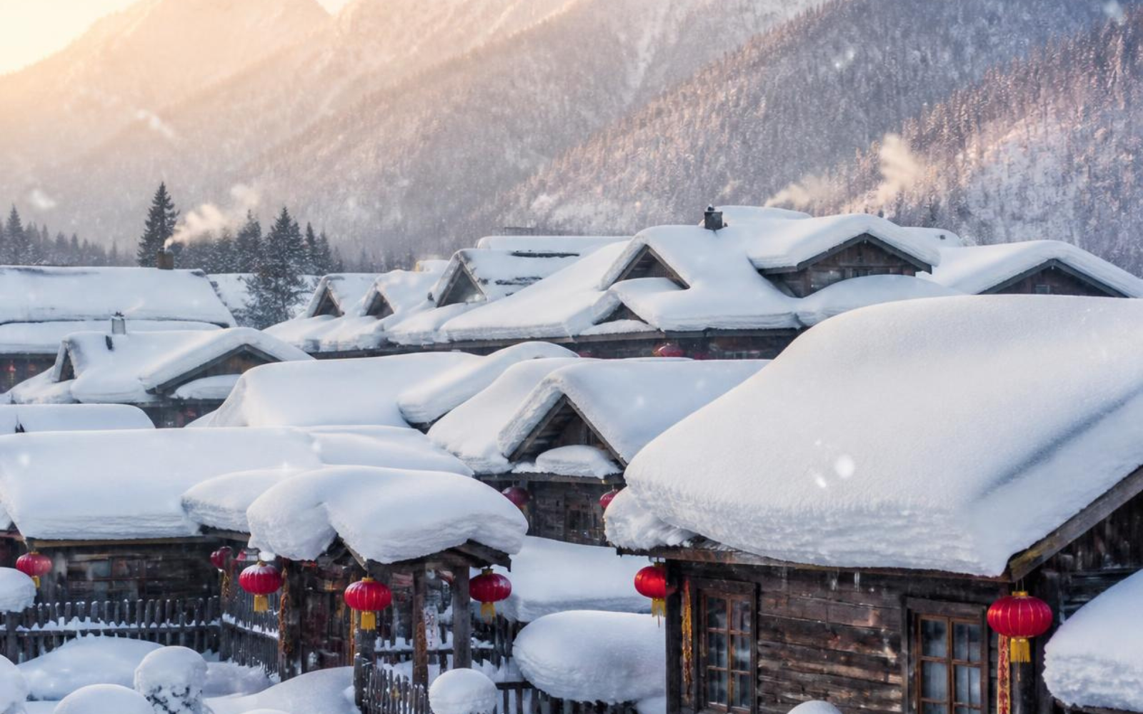 Case tradizionali ricoperte di neve nel villaggio di Xue Xiang in Cina