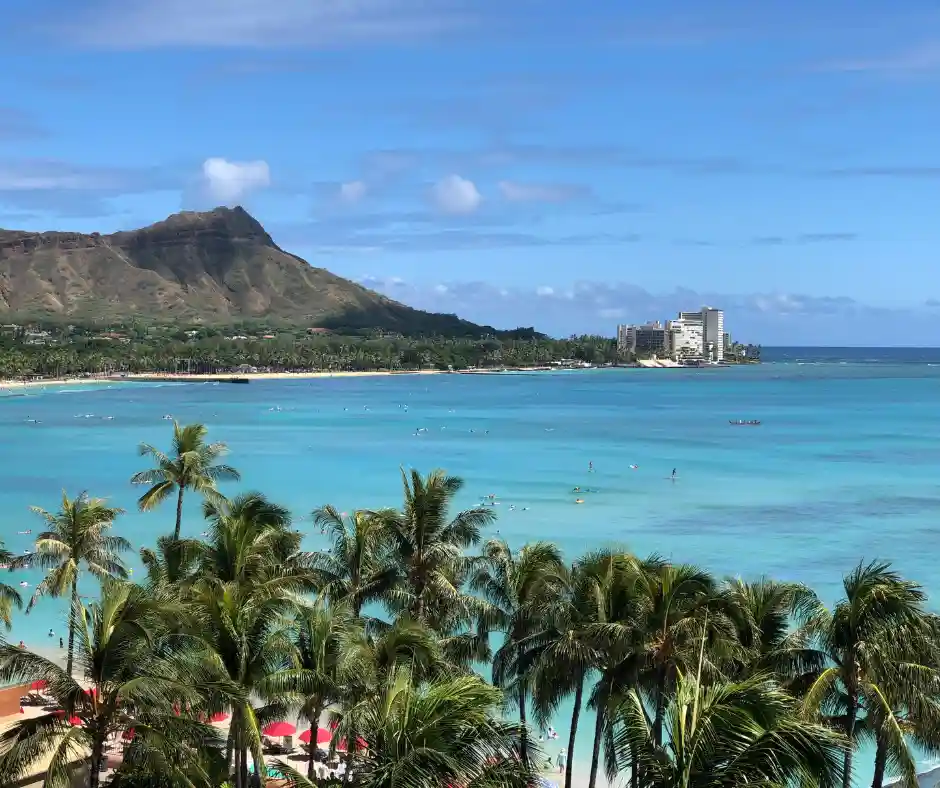 Pacchetto vacanza Hawaii – Waikiki Beach Honolulu Panorama di Waikiki Beach a Honolulu con Diamond Head sullo sfondo