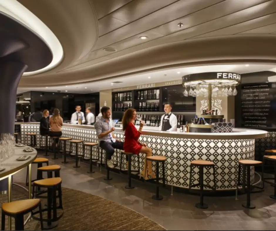 Viaggio organizzato Costa Smeralda con esperienze gourmet a bordo Wine Bar Ferrari a bordo della nave Costa Smeralda.