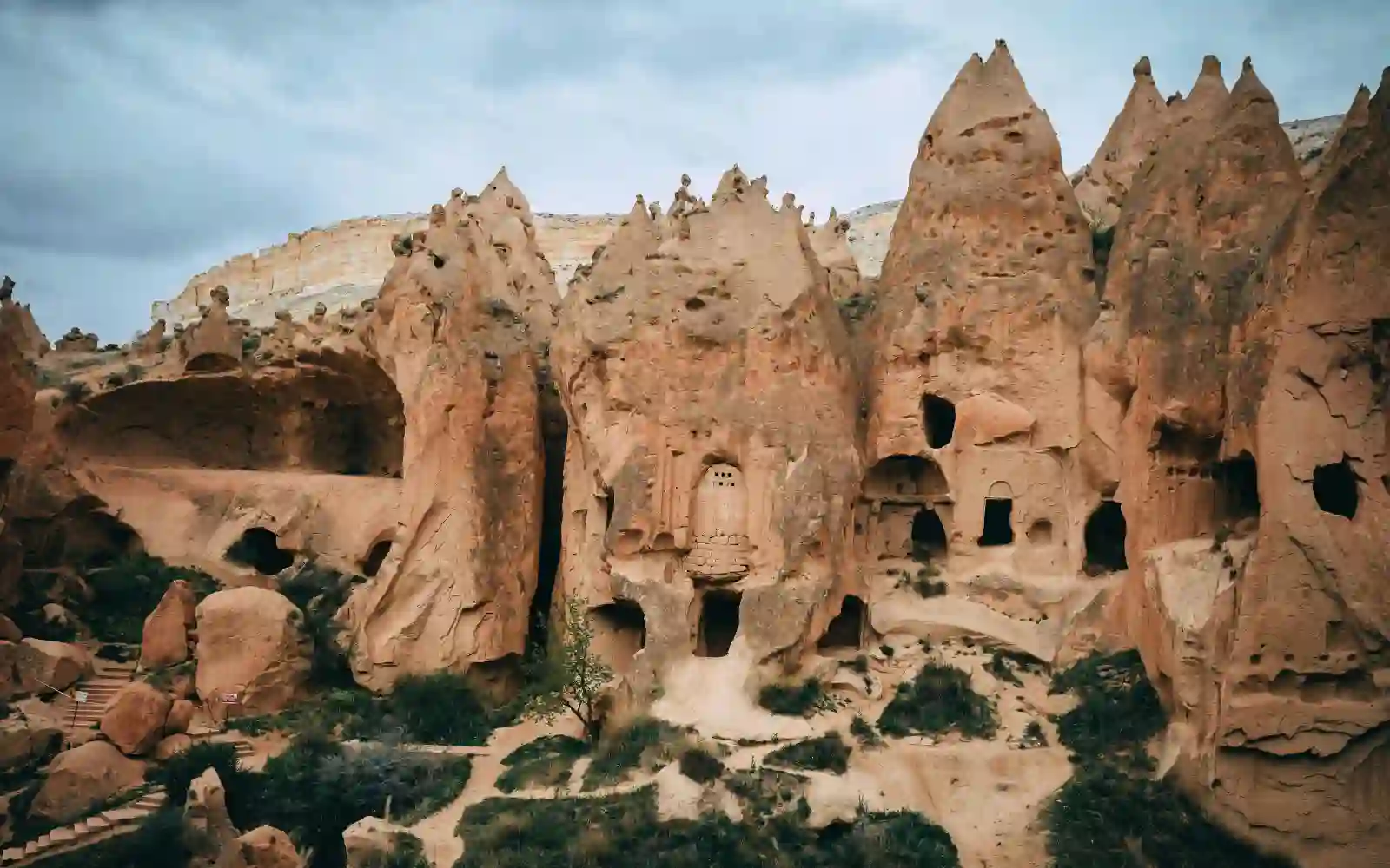 Formazioni rocciose della Cappadocia con numerosi ambienti e aperture scavati nella pietra