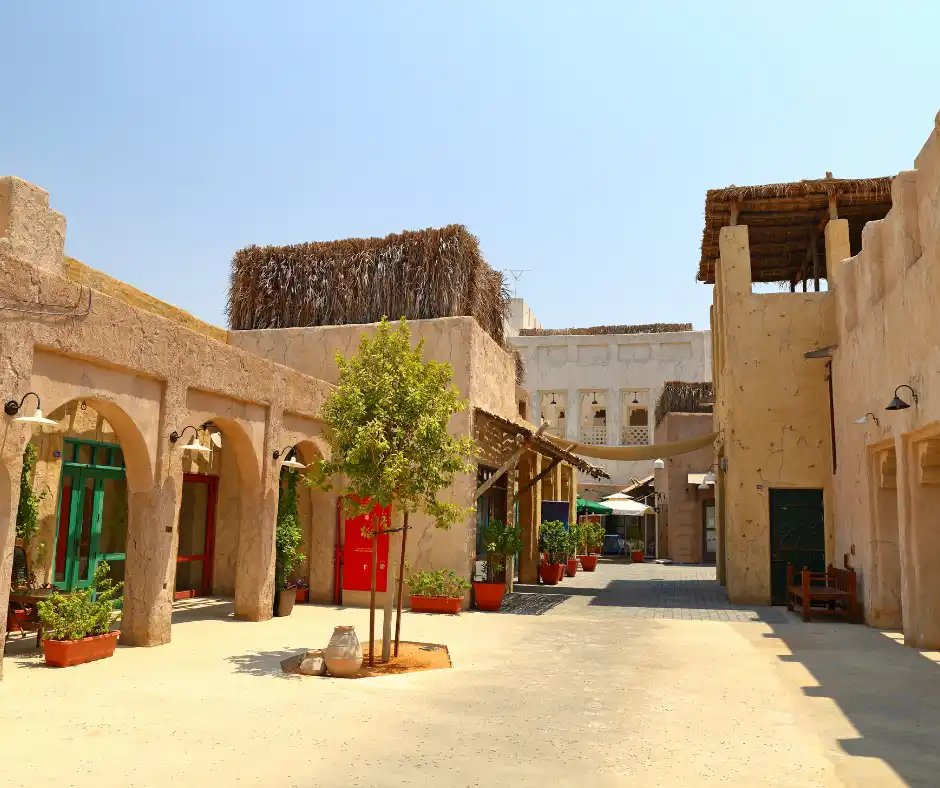 Bastakiya, la Dubai storica Edifici tradizionali color sabbia e cortile nel quartiere storico di Bastakiya a Dubai.