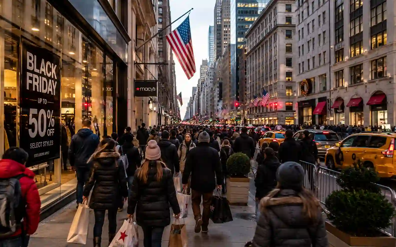 Strada di Manhattan affollata durante il Black Friday, con vetrine in saldo, bandiere americane e taxi gialli