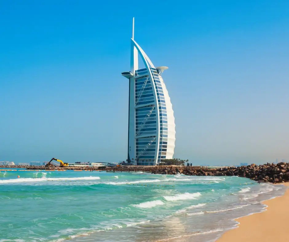 Burj Al Arab a Dubai Burj Al Arab visto dalla spiaggia di Dubai, con mare turchese e cielo azzurro.