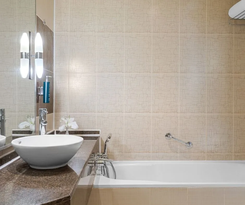 Bagno della camera – DoubleTree by Hilton Sharm Bagno della camera con vasca, lavabo da appoggio, ampio specchio e finiture dai toni neutri.