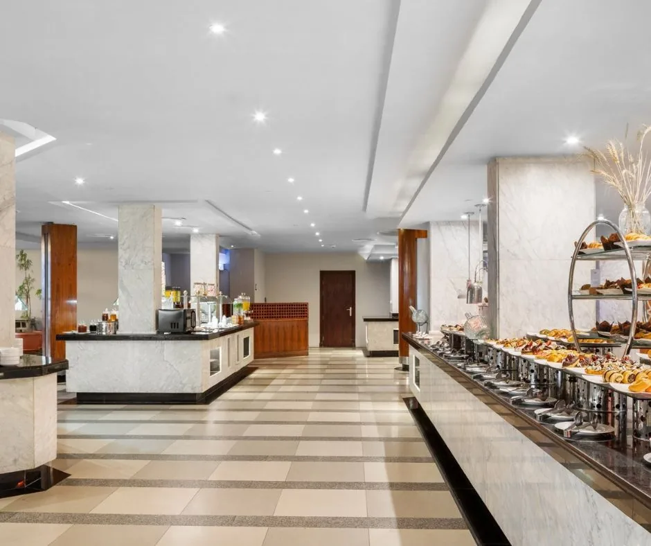 Buffet del DoubleTree by Hilton Sharm Area buffet del resort con numerose preparazioni, postazioni di servizio e ampi spazi interni.