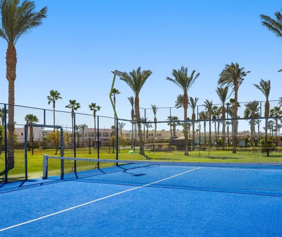 Campo da padel del resort a Sharm Campo da padel all’aperto circondato da palme nelle aree sportive del resort.