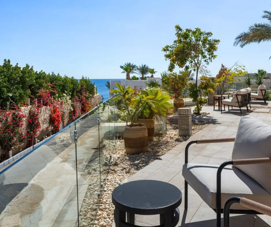 errazza con vista mare – DoubleTree Sharm Terrazza arredata con sedute, vegetazione e scorcio sul mare di Sharm el-Sheikh.