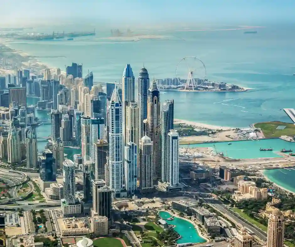 Tra i souk di Dubai Vicolo di un souk di Dubai con botteghe illuminate, abiti, tessuti e oggetti artigianali esposti.