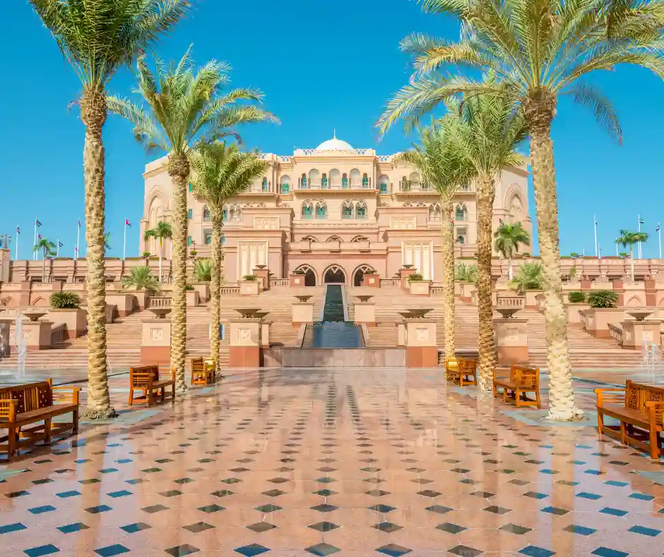 Grande Moschea dello Sceicco Zayed Cupole bianche e dettagli dorati della Grande Moschea dello Sceicco Zayed ad Abu Dhabi.