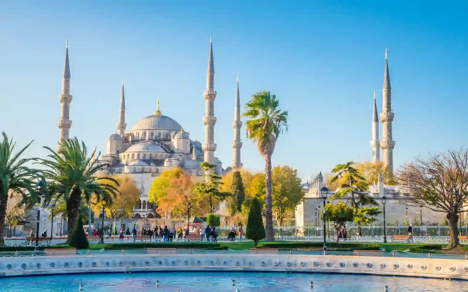 Moschea Blu di Istanbul con cupole e sei minareti vista dai giardini circostanti