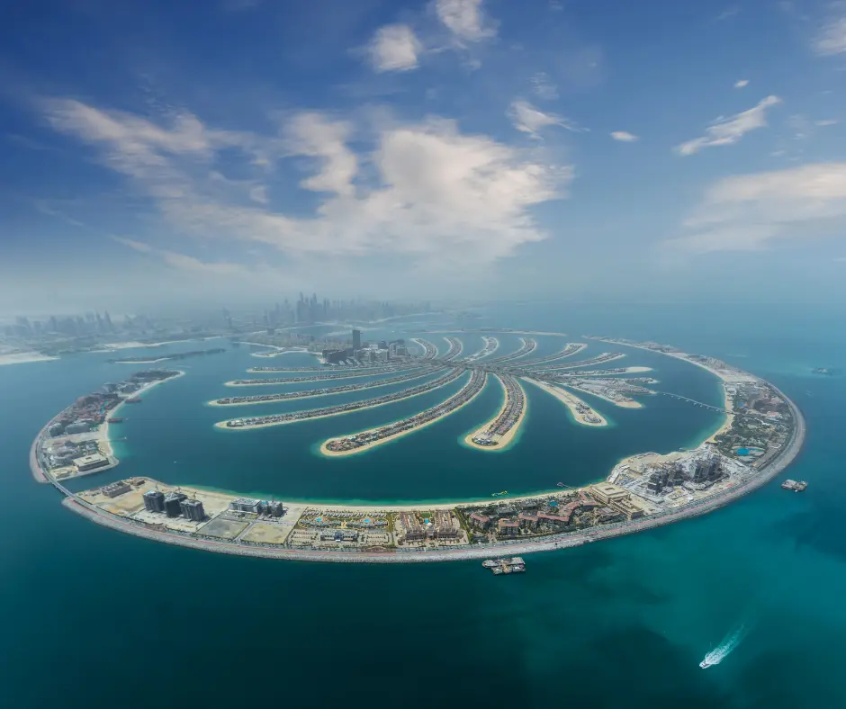 Skyline di Dubai Marina Vista panoramica di Dubai Marina con grattacieli, costa e mare.