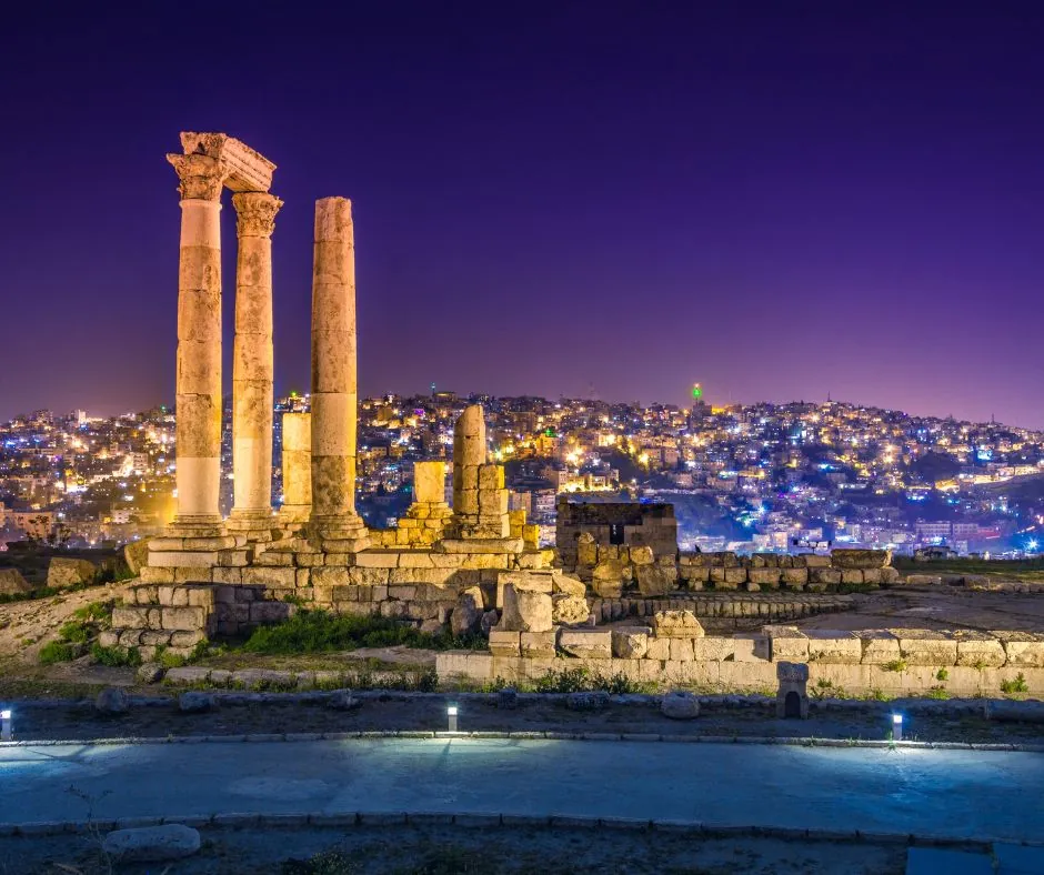 Offerta viaggio Giordania – Amman e i suoi tesori Cittadella di Amman illuminata di notte con panorama sulla capitale della Giordania