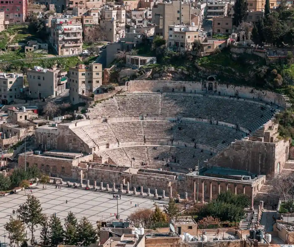 Viaggio organizzato in Giordania – Teatro Romano di Amman Teatro Romano di Amman circondato dagli edifici della capitale giordana