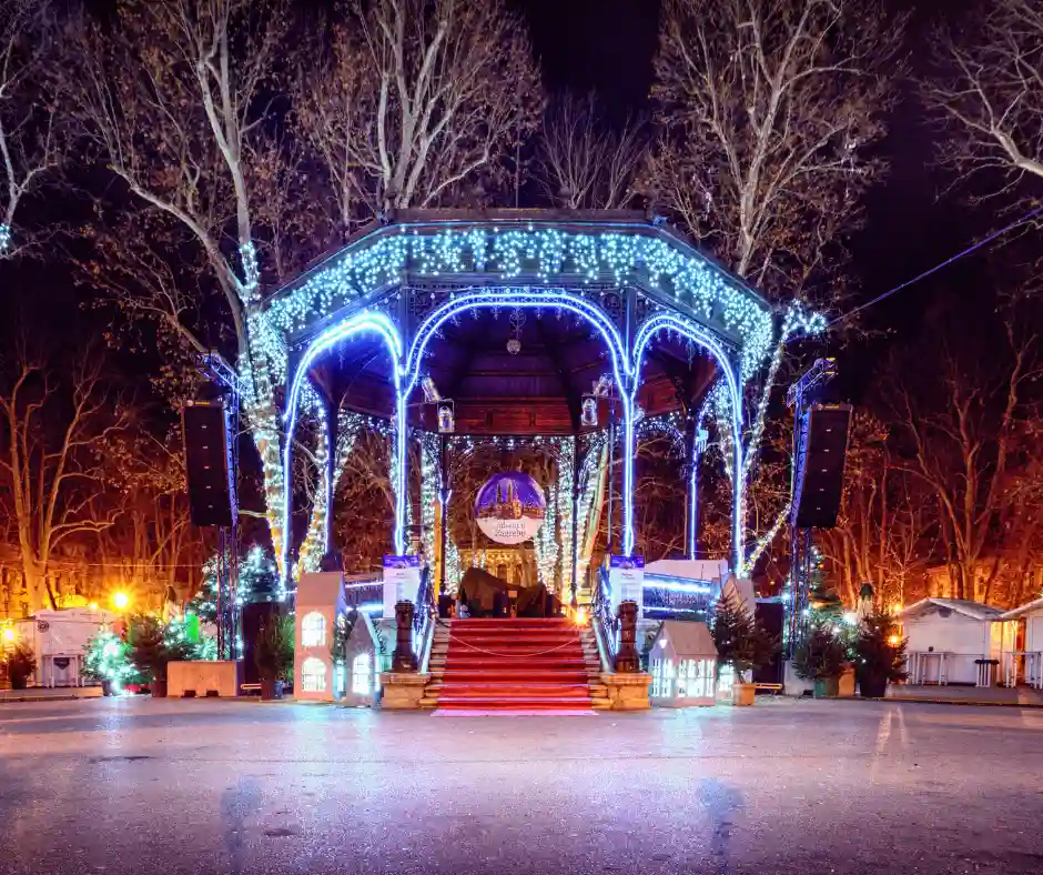 Natale nel cuore di Zagabria Chiesa di San Marco a Zagabria decorata con alberi e luci di Natale.