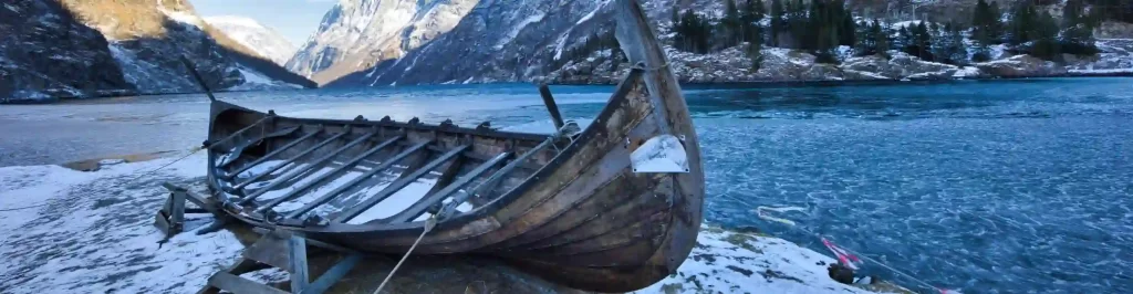 Camminare in un ambiente innevato è una delle alternative più semplici allo sci per chi desidera immergersi nella natura invernale. L’immagine comunica il lato più esplorativo e tranquillo di un viaggio nella stagione fredda.