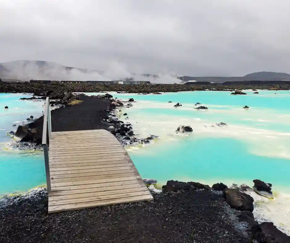 Blue Lagoon in Islanda Acque geotermiche turchesi della Blue Lagoon circondate da rocce vulcaniche nere in Islanda.