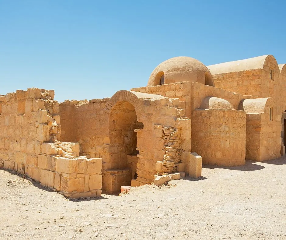 Pacchetto viaggio Giordania – Castelli del Deserto Antico castello del deserto in pietra nella Giordania orientale sotto un cielo azzurro