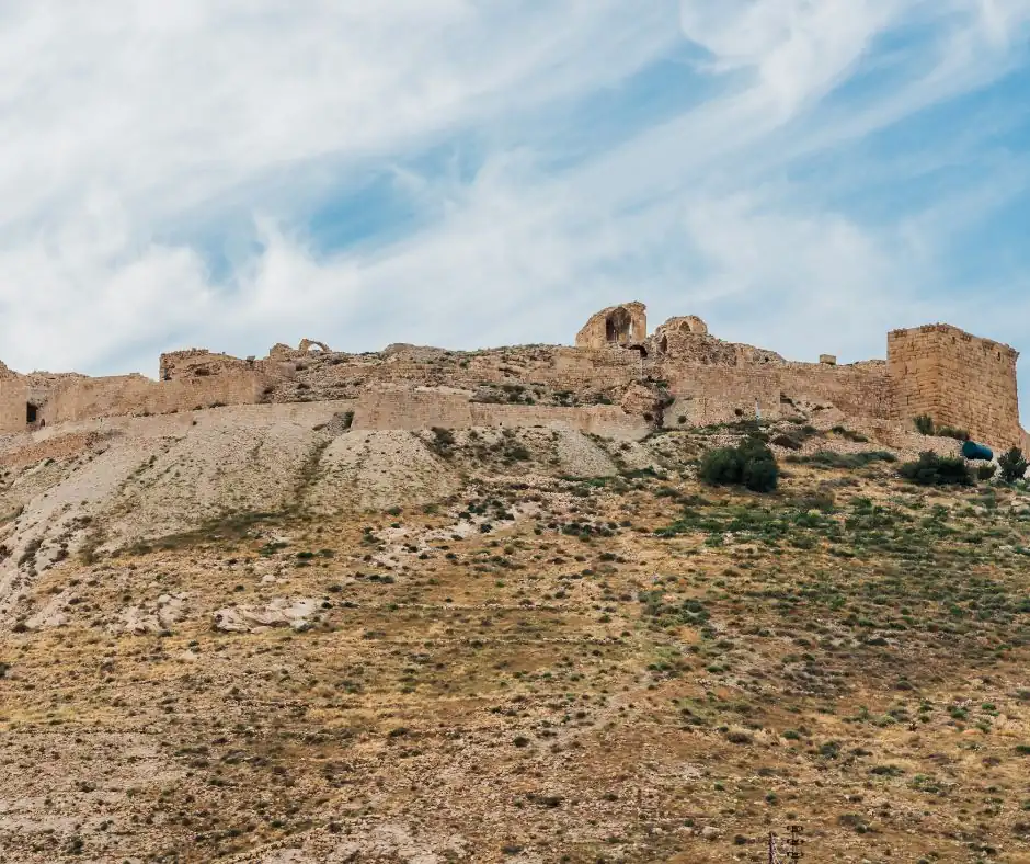 Offerta viaggio Giordania – Castello di Shobak Rovine del Castello di Shobak sulla collina nel paesaggio arido della Giordania
