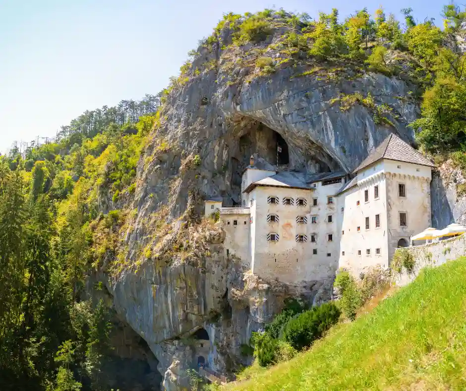 Castello di Predjama Castello di Predjama costruito nella parete rocciosa in Slovenia.