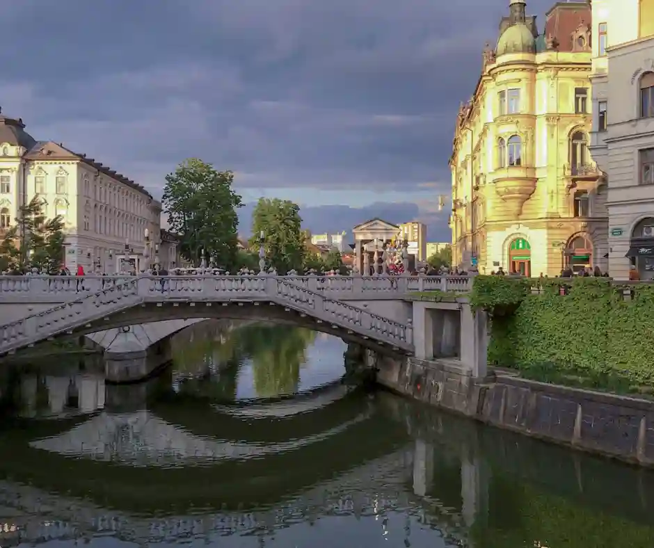 Il centro storico di Lubiana Ponte sul fiume Ljubljanica nel centro storico di Lubiana.