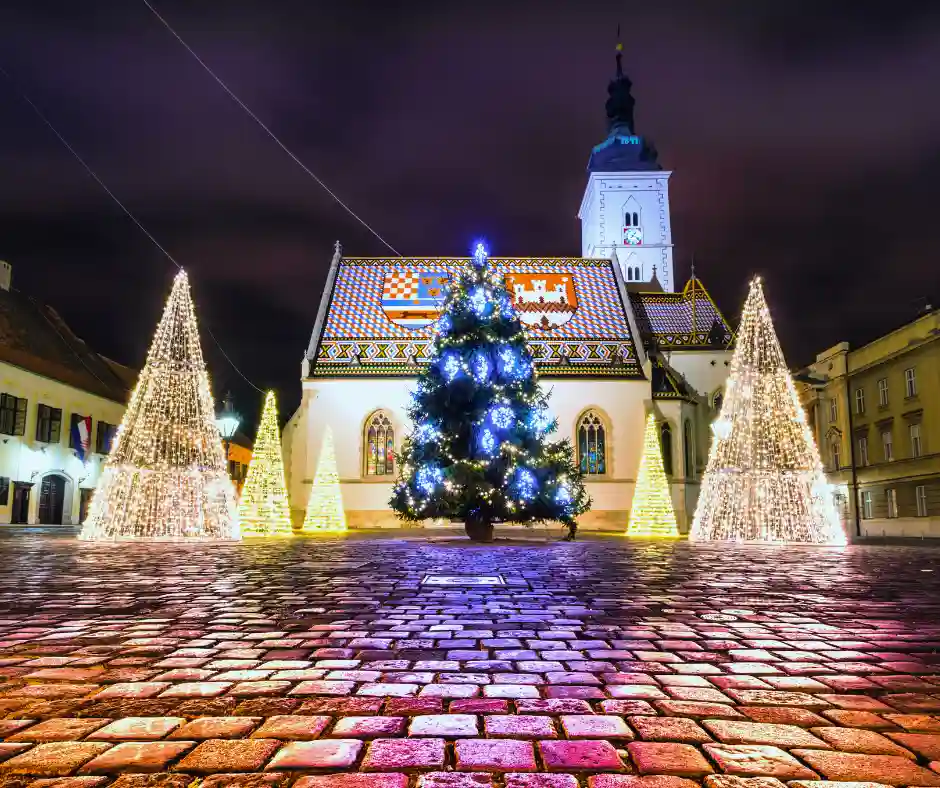 Avvento a Zagabria Padiglione di Zrinjevac illuminato con decorazioni natalizie a Zagabria.