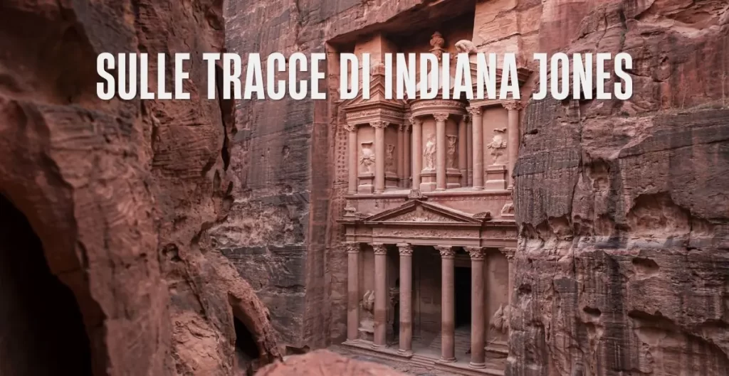 Petra in Giordania con il Tesoro di Al Khazneh tra le pareti rocciose del Siq