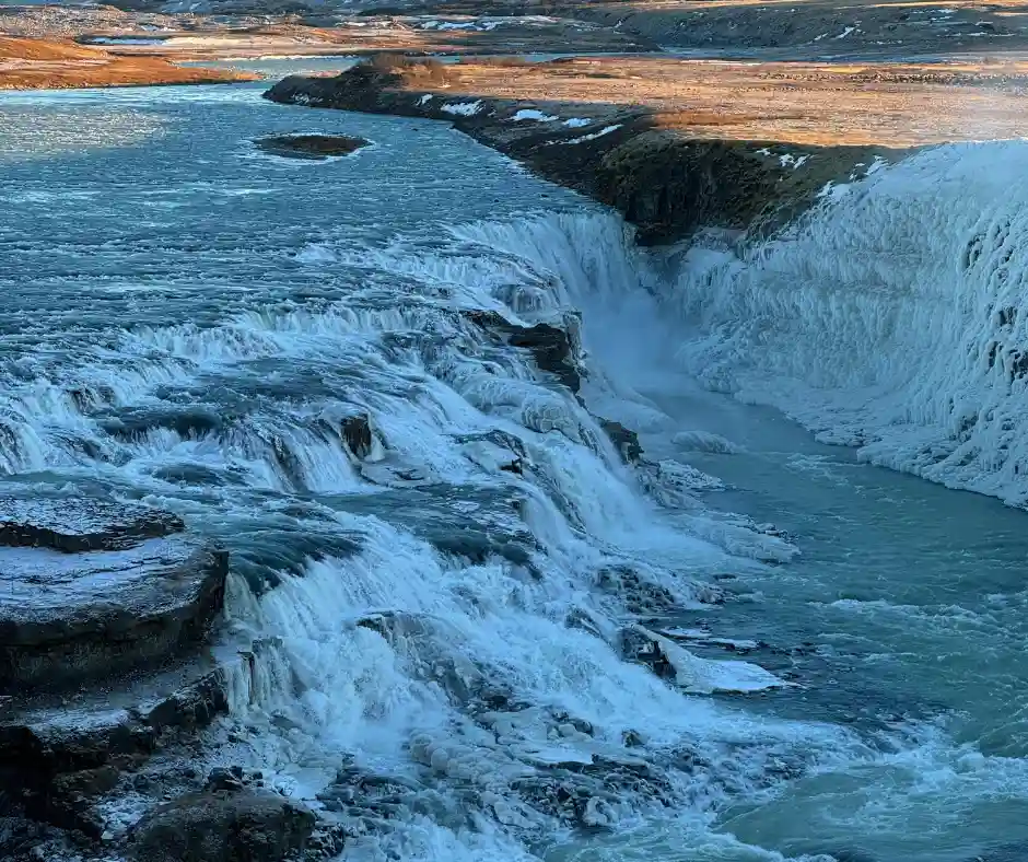 Gullfoss in inverno Cascata di Gullfoss parzialmente ghiacciata nel paesaggio invernale islandese.