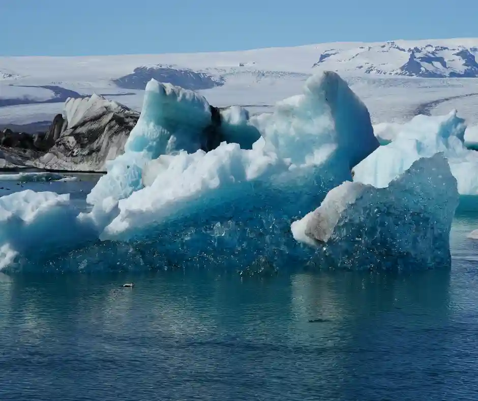 Laguna glaciale di Jökulsárlón Grandi iceberg azzurri nella laguna glaciale di Jokulsarlon con il ghiacciaio sullo sfondo.