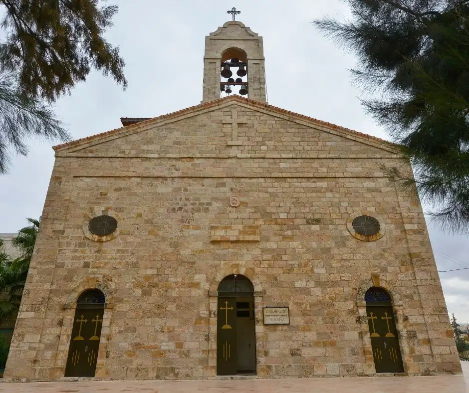 Viaggio organizzato Giordania – Madaba e San Giorgio Facciata in pietra della Chiesa di San Giorgio a Madaba in Giordania