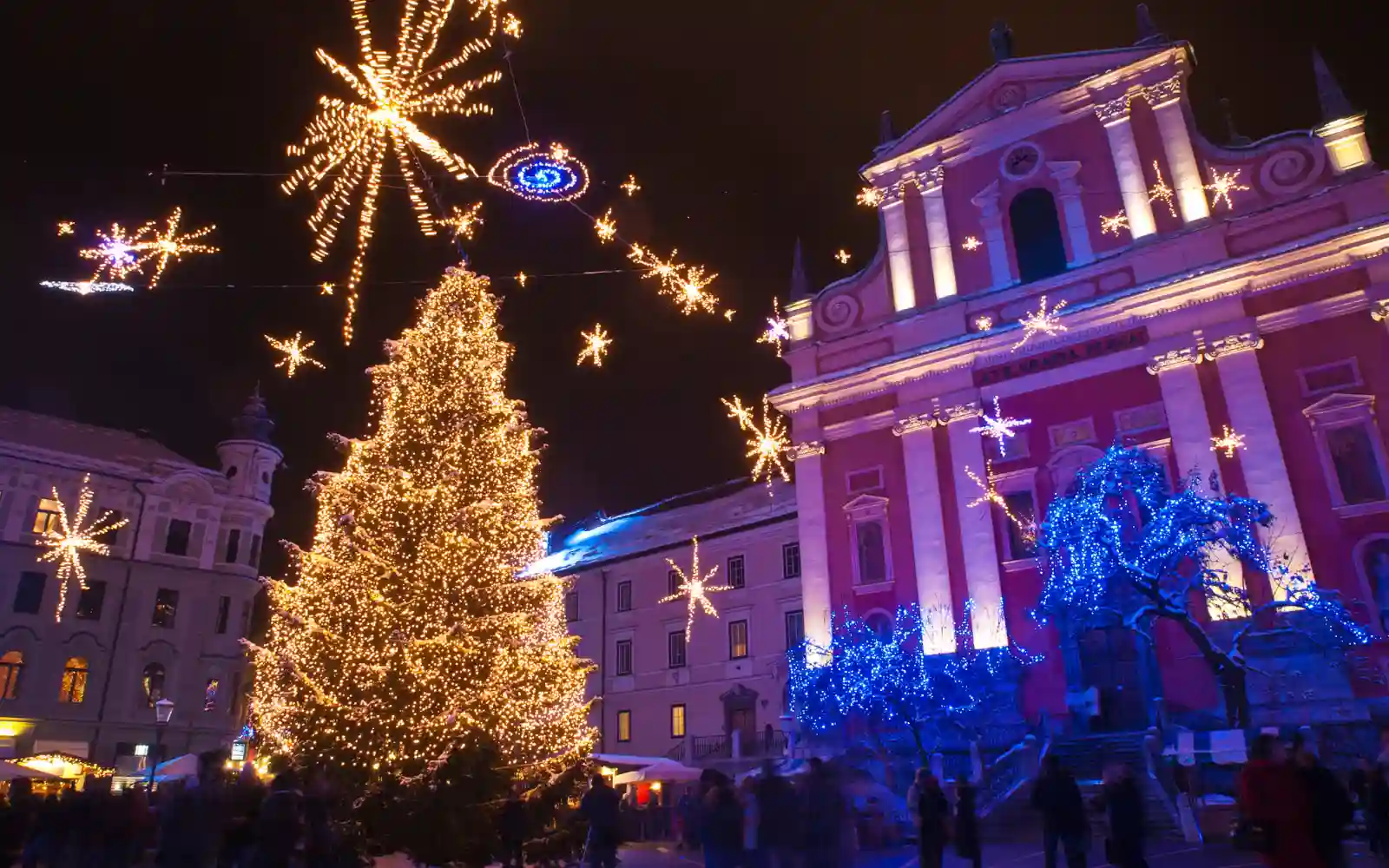 Mercatini di Natale nel centro storico illuminato di Lubiana