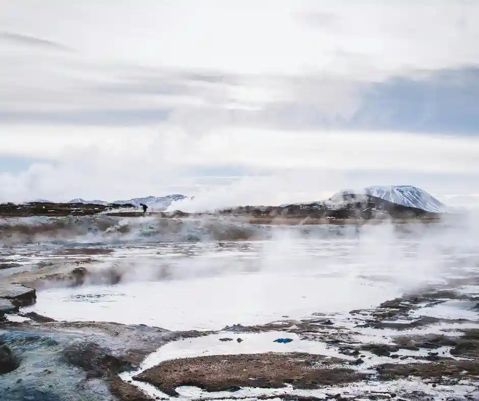 Paesaggi geotermici d’Islanda Vapore che emerge dal terreno in un paesaggio geotermico islandese parzialmente innevato.