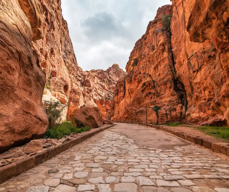 Offerta viaggio Giordania – Il Siq di Petra Sentiero nel Siq di Petra tra alte pareti di roccia rossa in Giordania