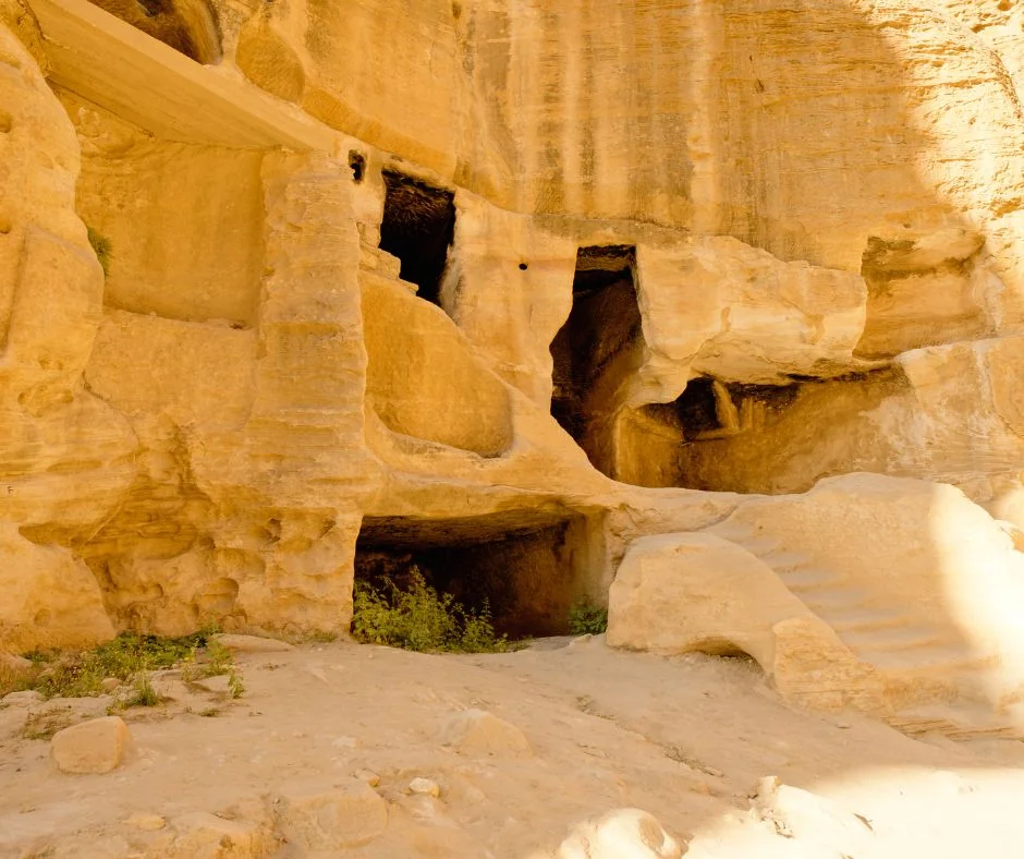 Viaggio organizzato Giordania – Piccola Petra Ambienti e tombe scavati nella roccia di Piccola Petra in Giordania